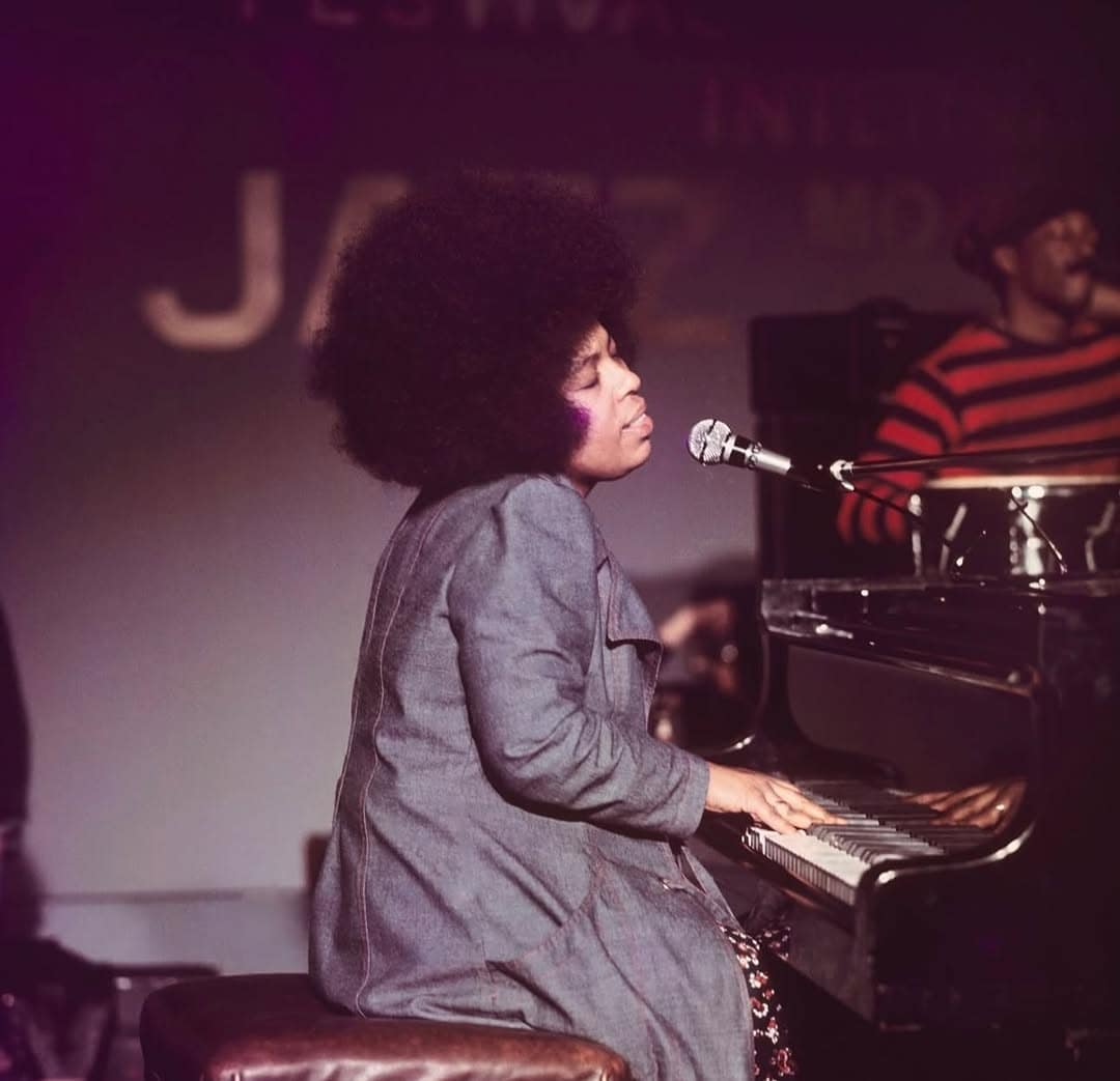 Roberta Flack tocando piano.