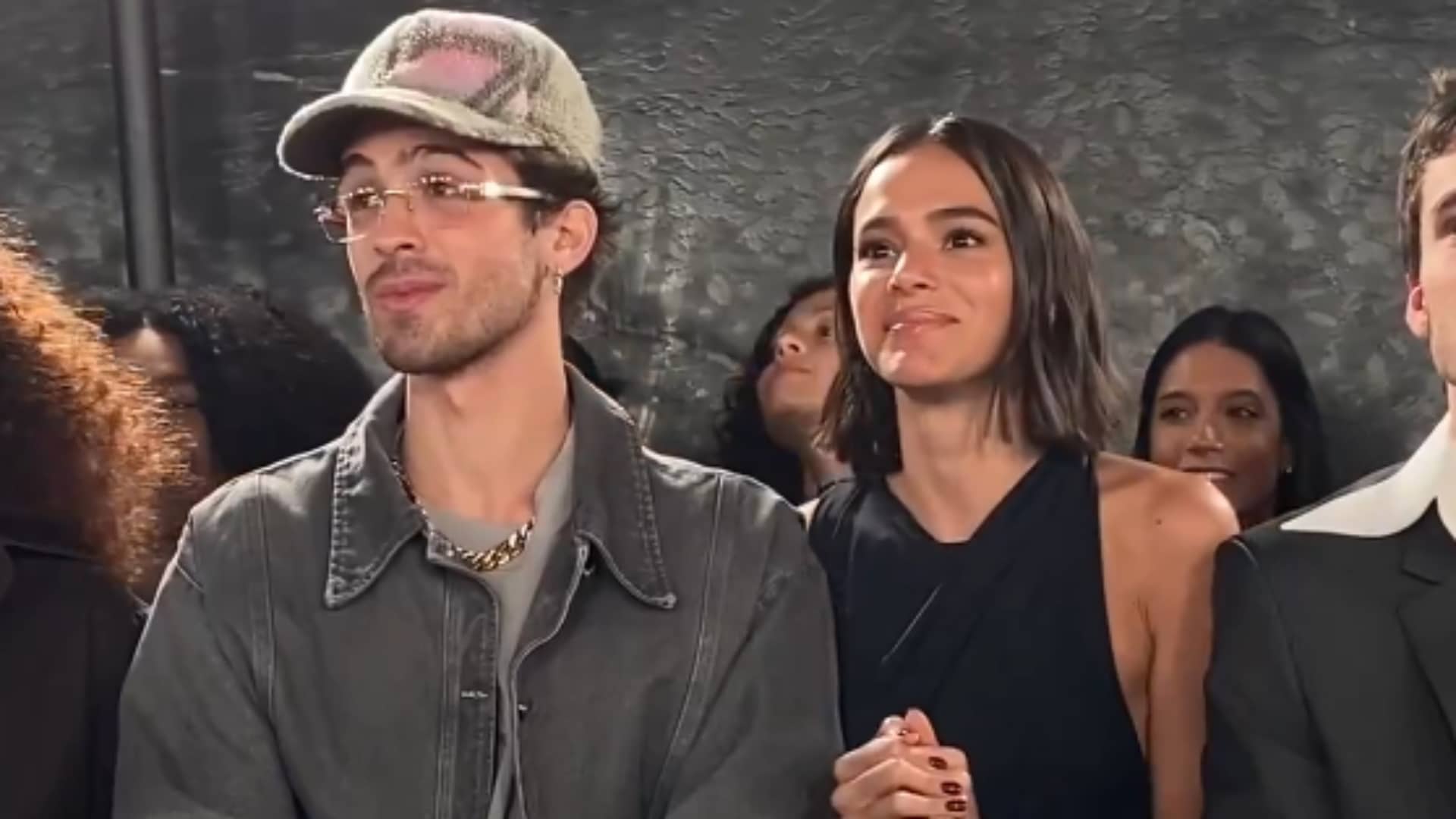 bruna-marquezine-e-joao-guilherme-assistem-juntos-a-desfile-de-sasha-em-sao-paulo-2130254