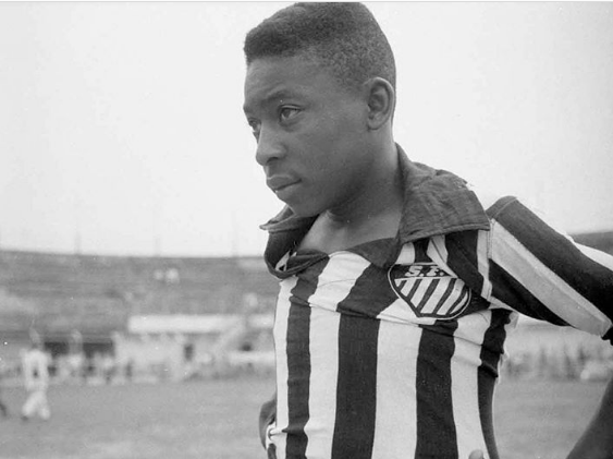 Pelé com a camisa do Santos.