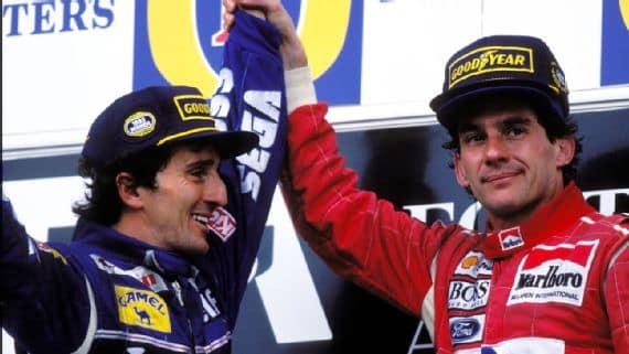 Ayrton Senna ergue o braço de Alain Prost após o GP da Austrália de 1993 Getty