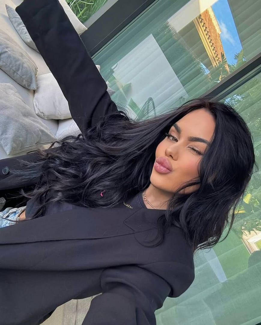 A influencer explicou que precisava pedir autorização para comer o que estava na geladeira