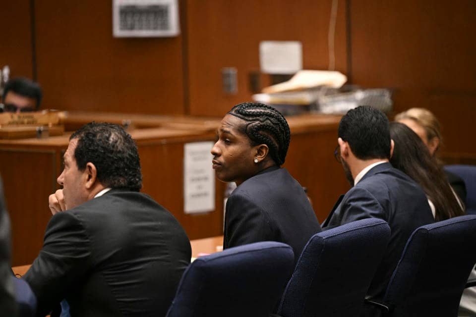 A$AP Rocky ouve os argumentos finais durante seu julgamento em Los Angeles, sexta-feira, 14 de fevereiro de 2025. (Patrick T. Fallon/Pool Photo via AP)