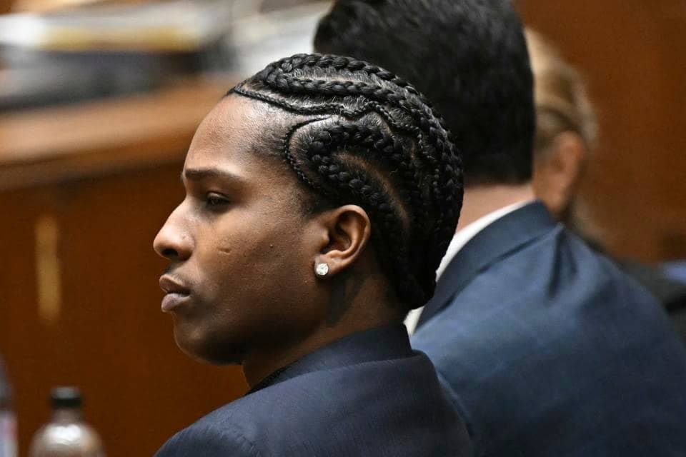 A$AP Rocky ouve os argumentos finais durante seu julgamento em Los Angeles, sexta-feira, 14 de fevereiro de 2024. (Patrick T. Fallon/ Pool Photo via AP)