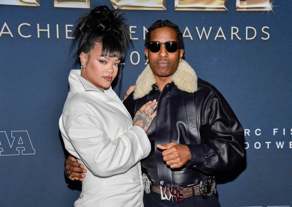 ARQUIVO - O homenageado da colaboração do ano, A$AP Rocky, à direita, e Rihanna comparecem ao 38º Footwear News Achievement Awards anual na Cipriani South Street em 4 de dezembro de 2024, em Nova York. (Foto de Evan Agostini/Invision/AP, arquivo)