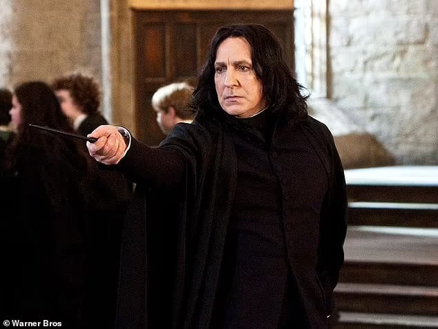 O falecido Alan Rickman interpretou notavelmente o papel do professor de poções em toda a franquia de filmes Harry Potter da Warner Bros. de 2001 a 2011. Fonte: Dailymail